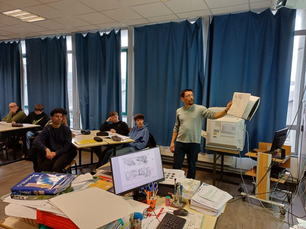 L'illustrateur Nicolas Haverland présente son travail, avant un atelier pratique.