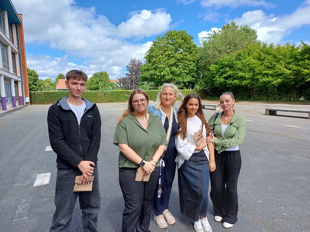 Mme Dubois, professeur d'Eco-Gestion, et les 4 élèves de 1MA qui ont participé au concours Claire Dupleix MOF : Anaïs MOREAU, Léna BETREMIEUX, Abigaël THOMAS et Lucas LEFEBVRE.