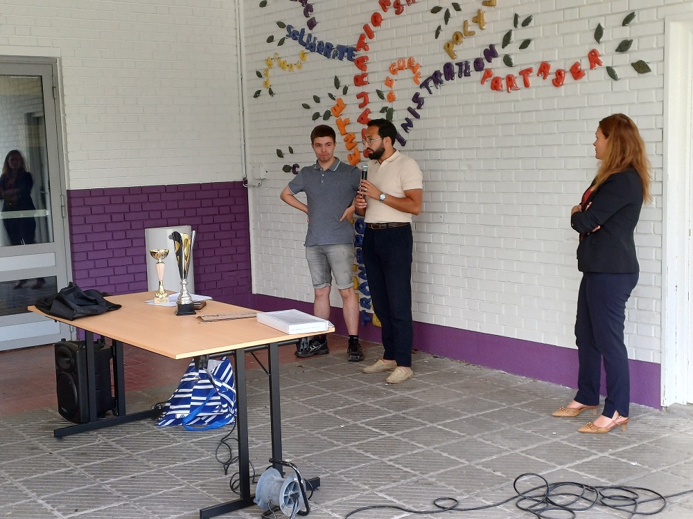 M. Fahid, professeur de Lettres - Histoire-Géo, accompagné de Giovany Couplet, lauréat du Concours Jeunes Ambassadeurs 2025.