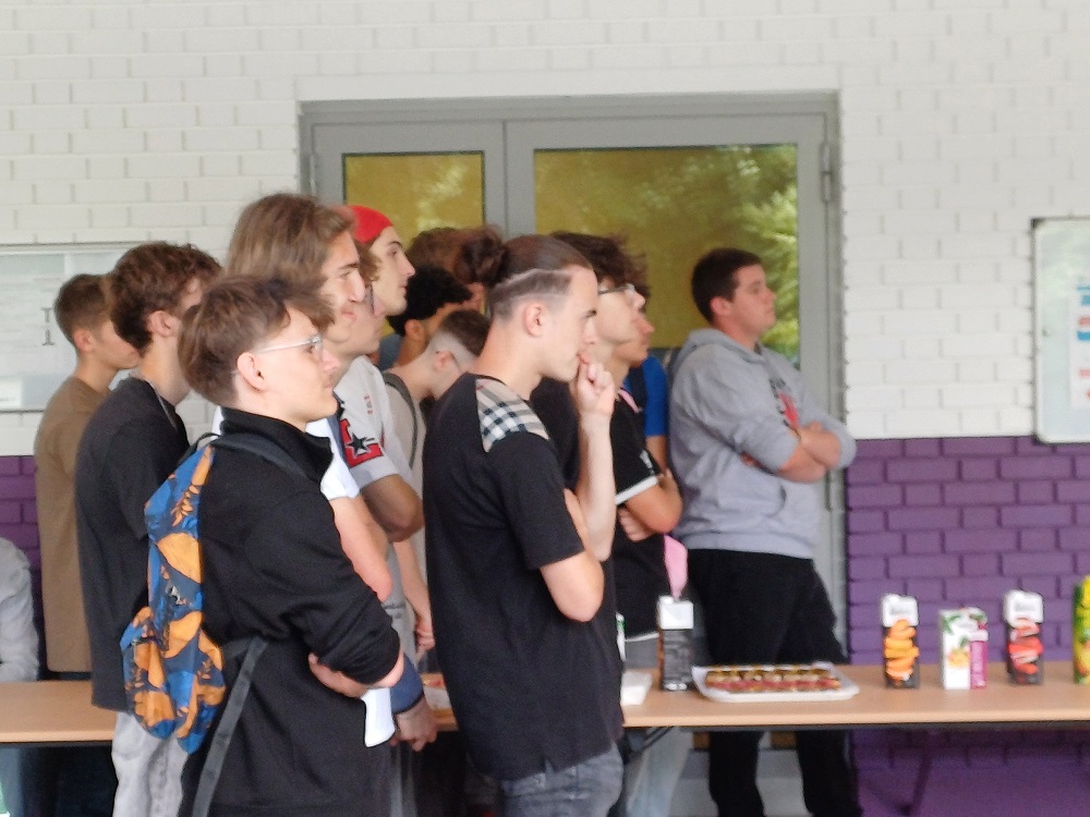 Les élèves de 1MFER qui ont participé au concours Jeunes Ambassadeurs 2025, à l'écoute de leur professeur, M. Fahid.