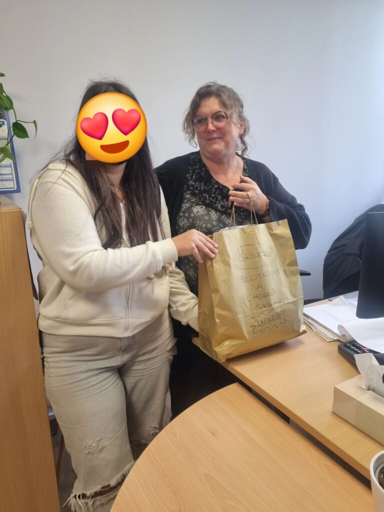 L'heureuse gagnante d'un ensemble de produits.