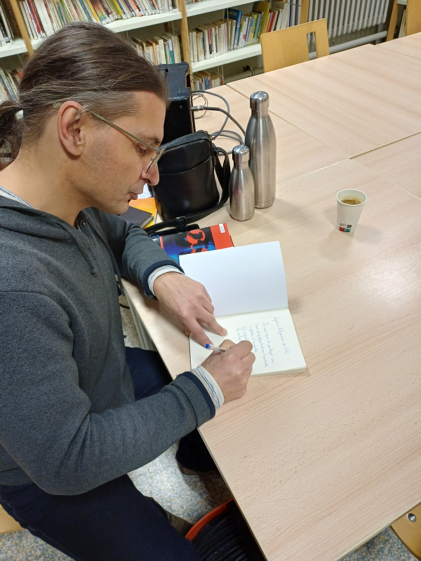 Thierry Moral dédicace son livre pour les élèves du LPO Elisa Lemonnier.