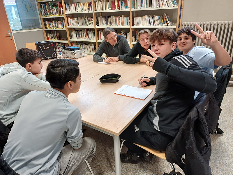 Les élèves travaillent en groupe sur l'écriture de leur nouvelle.