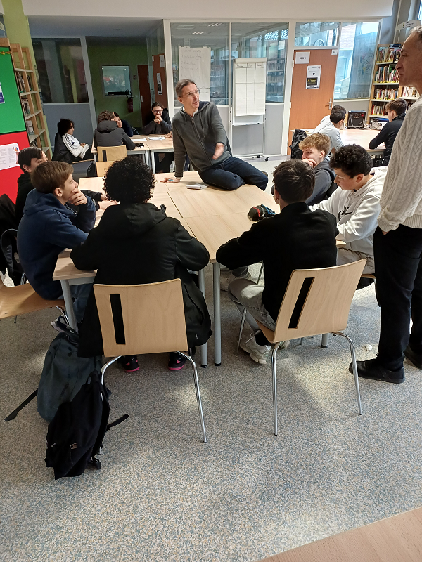 Les élèves travaillent en groupe sur l'écriture de leur nouvelle.
