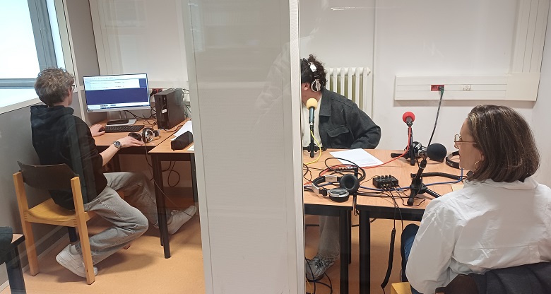 Lors de l'enregistrement de l'émission de webradio, avec une enseignante et deux élèves, au CDI.