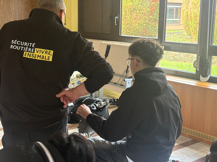 Les élèves de seconde ont pu tester les simulateurs 2 roues, accompagnés par un intervenant départemental de sécurité routière