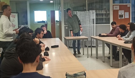 L'un des libraires de la librairie Sensations de Douai présente son métier et discute avec les élèves